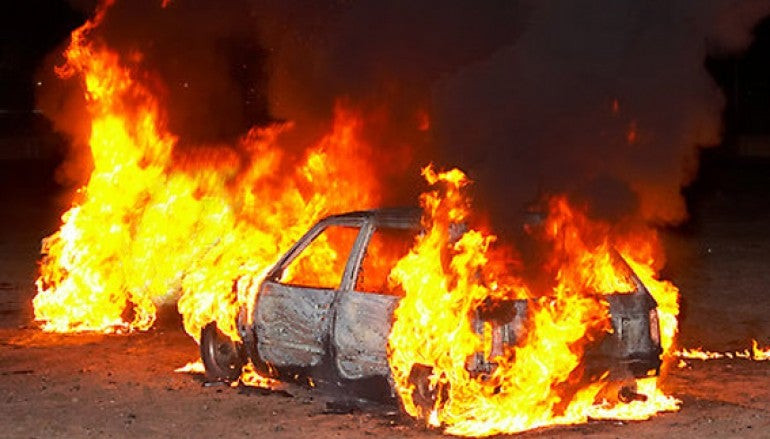 Στις φλόγες τυλίχτηκε διπλωματικό αυτοκίνητο της Αρμενίας στο Χαλάνδρι